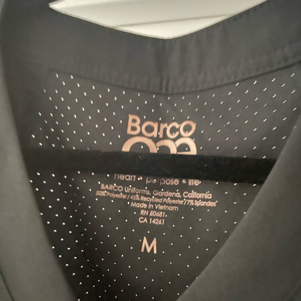 NWT 🏷️ Barco Black Scrubs Top Medium 🩺 - Picture 3 of 7